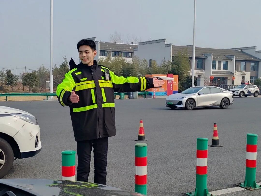 撞脸肖战、龚俊、王鹤棣…00后高速收费员因颜值火了！本人回应