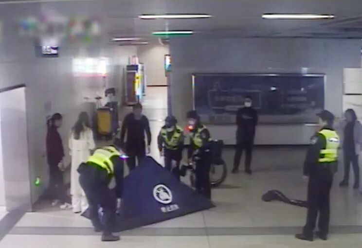 武汉地铁站内一孕妇突发临盆，羊水破裂，站长迅速脱下棉衣垫在她身下……