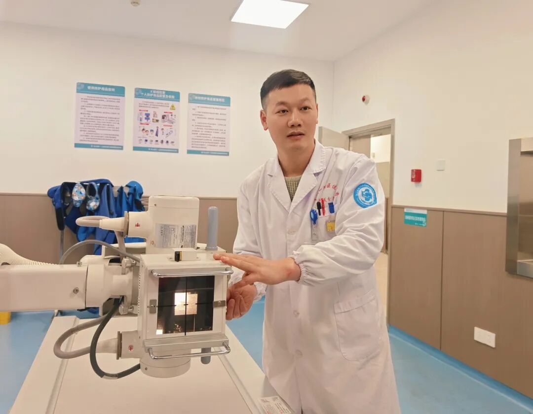 河面漂着一个孩子！90后医生火速跳河救人，到家才发现脚上插着根铁钉