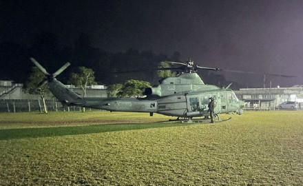 美直升机迫降正在训练的棒球场