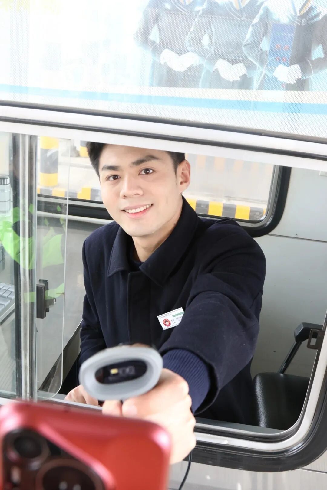 撞脸肖战、龚俊、王鹤棣…00后高速收费员因颜值火了！本人回应