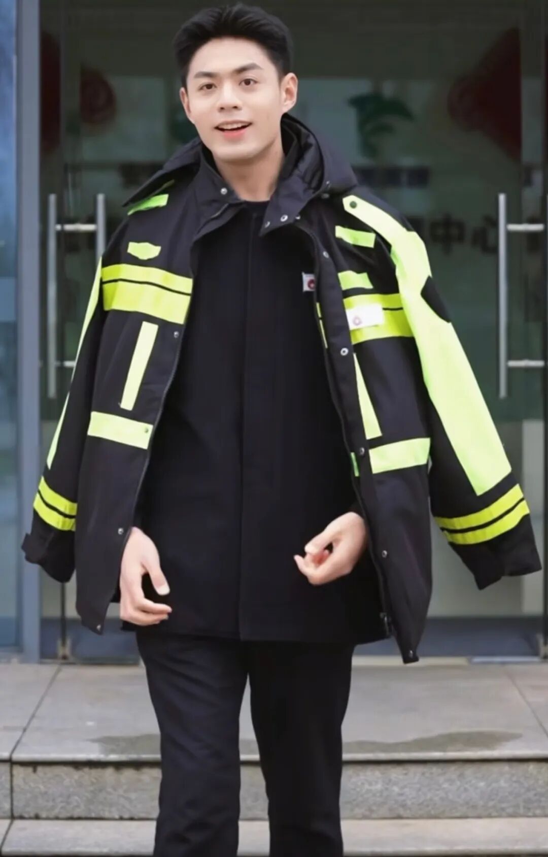 撞脸肖战、龚俊、王鹤棣…00后高速收费员因颜值火了！本人回应