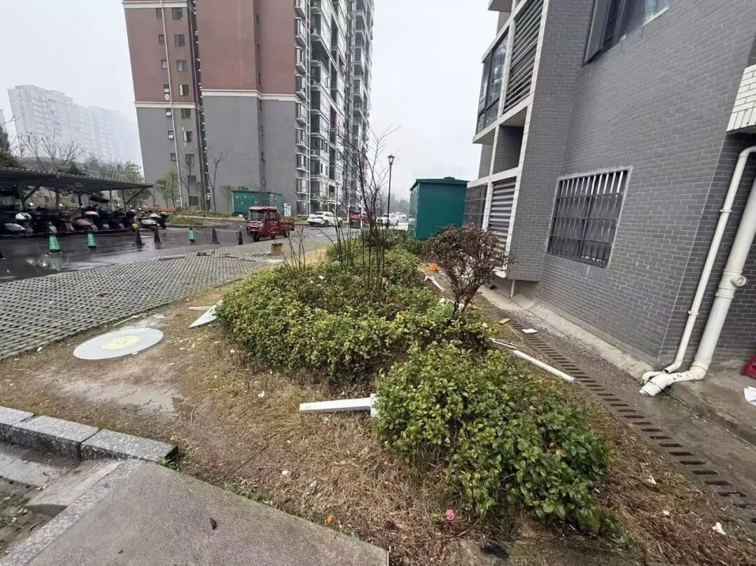 男子向父亲索要钱财未果，为泄愤从7楼砸下家具！警方：行拘5日