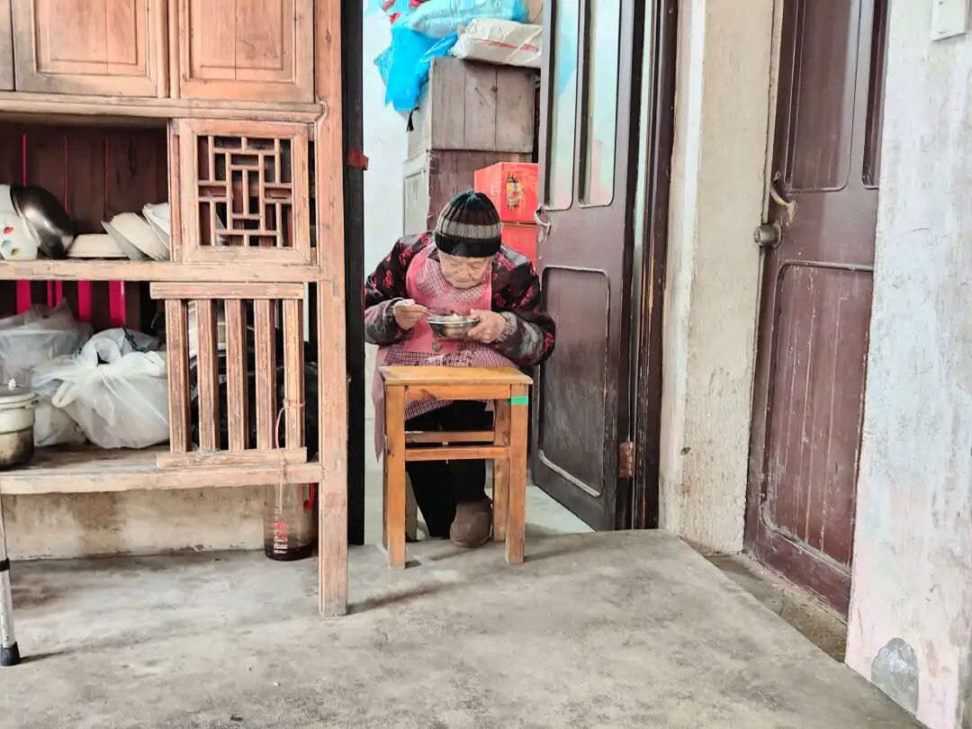 102岁长寿老人50年没进过医院！每天睡15小时，爱啃猪蹄爱喝酒...