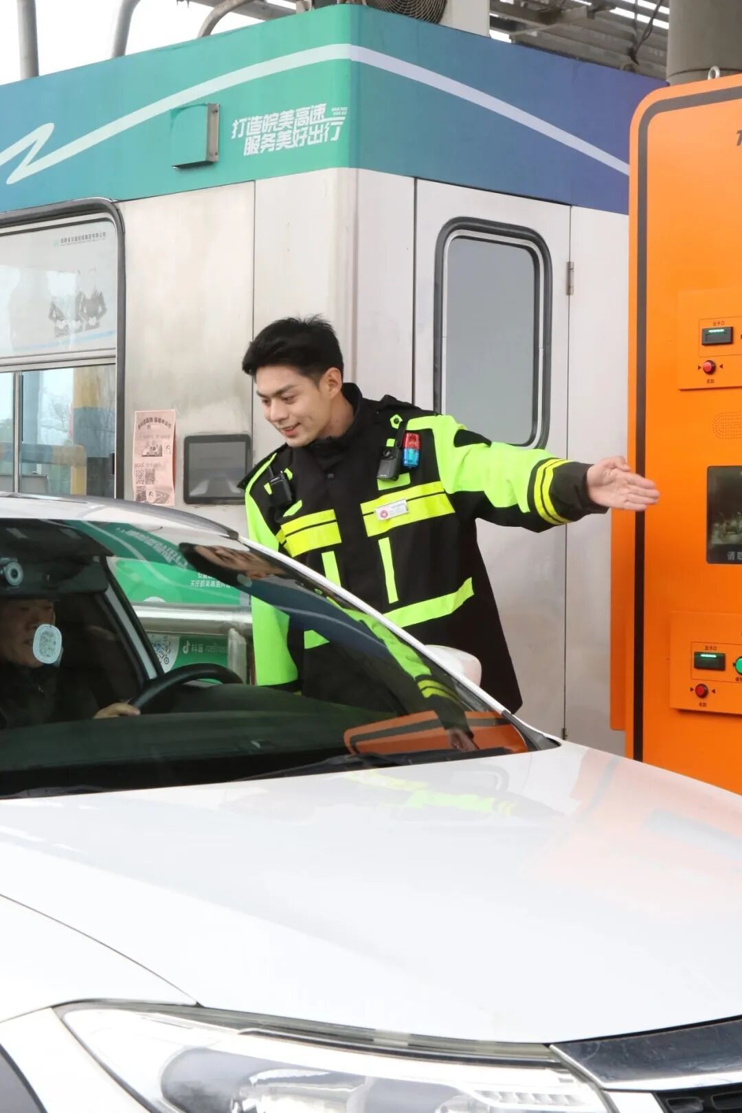 撞脸肖战、龚俊、王鹤棣…00后高速收费员因颜值火了！本人回应