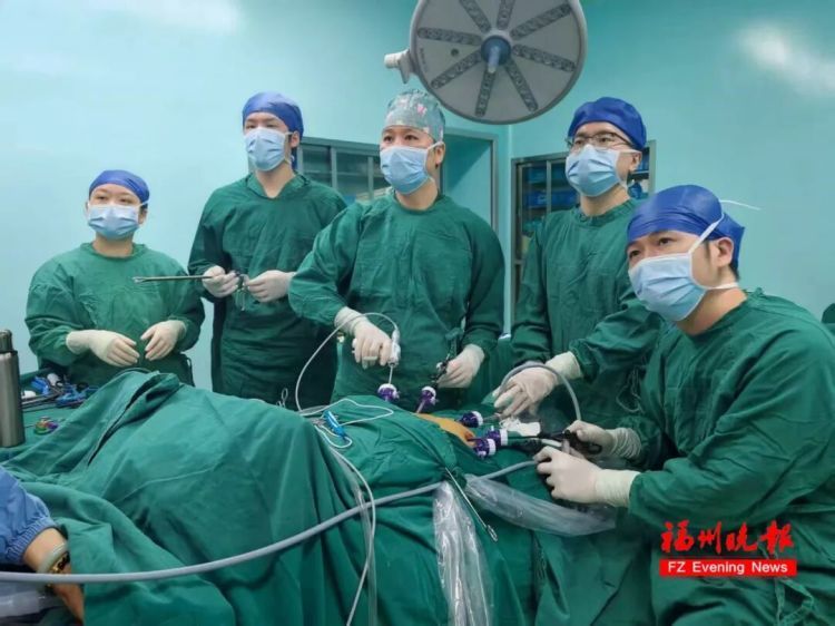 “鼓包”拖了10多年，陈教授被紧急送医！福州医生：千万别拖