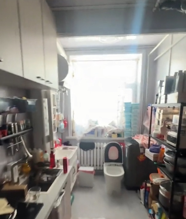 迎面就是个马桶！女子时隔半年回家看房，公共走廊竟然被“爆改”成厨房和卫生间
