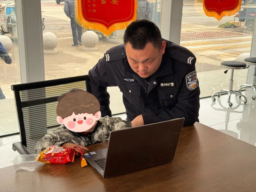 2岁男童街头走失,幸亏遇到“临时奶爸”…… 2岁男童街头走失,幸亏遇到“临时奶爸”……