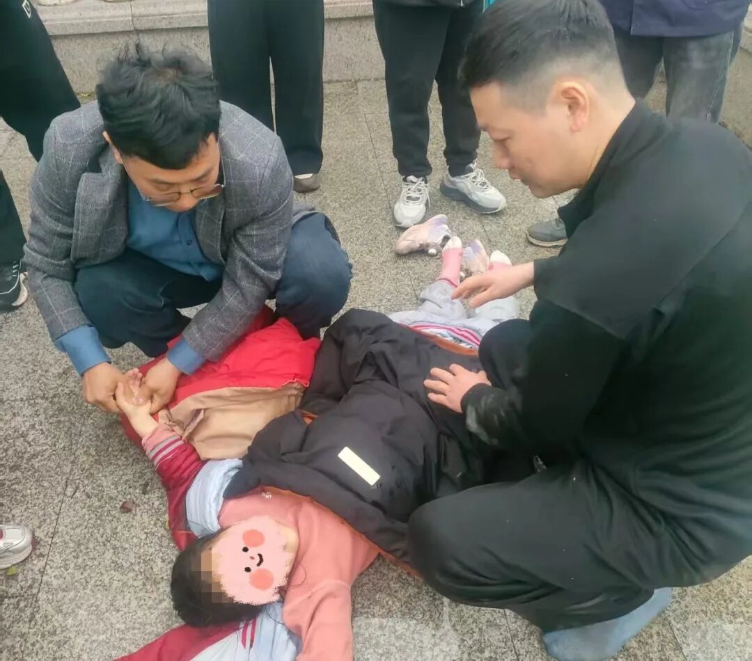 河面漂着一个孩子！90后医生火速跳河救人，到家才发现脚上插着根铁钉