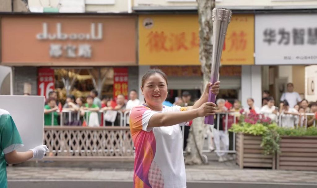 那个曾坐在路边哭的女骑手，如今荣获“全国三八红旗手”称号