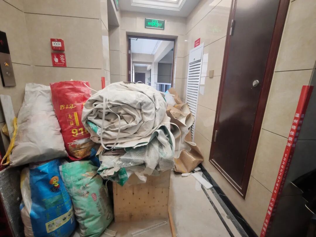 迎面就是个马桶！女子时隔半年回家看房，公共走廊竟然被“爆改”成厨房和卫生间