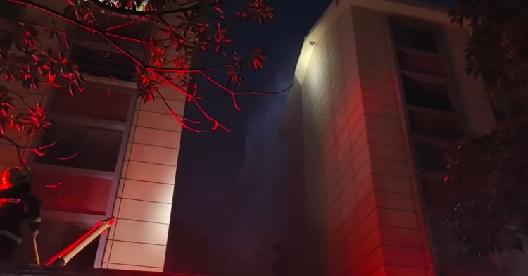 警惕“蜂”险！贵州一居民楼悬巨型马蜂窝