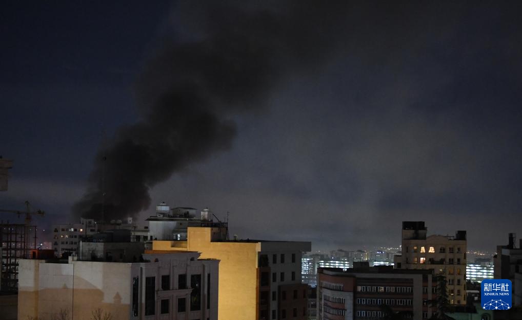 伊朗首都德黑兰遭袭冒出浓烟 伊朗首都德黑兰遭袭冒出浓烟