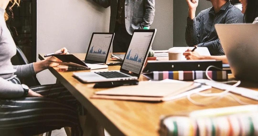 “初代同事”，怎么成为了职场“白月光”？