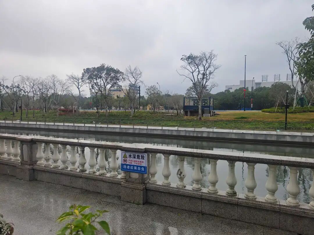 河面漂着一个孩子！90后医生火速跳河救人，到家才发现脚上插着根铁钉