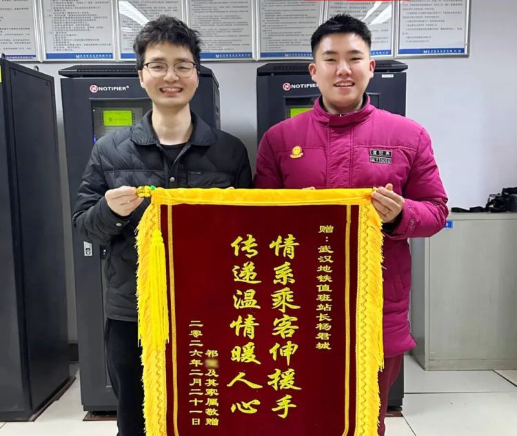 事发武汉地铁，男子当场脱下制服！现场监控画面传出……