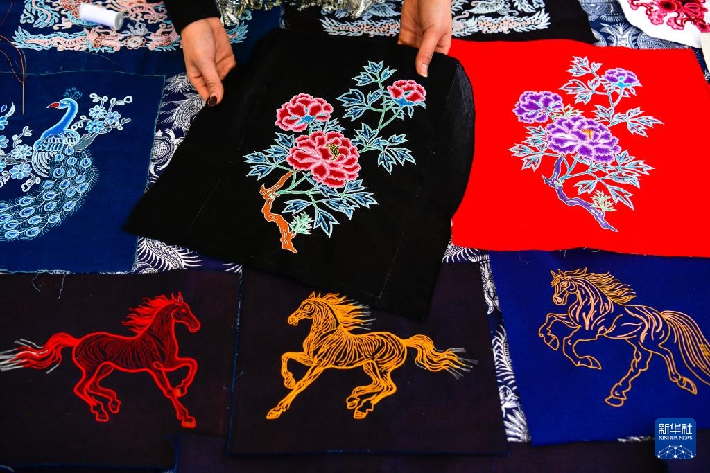 贵州赛“村马” 巾帼绽芳华