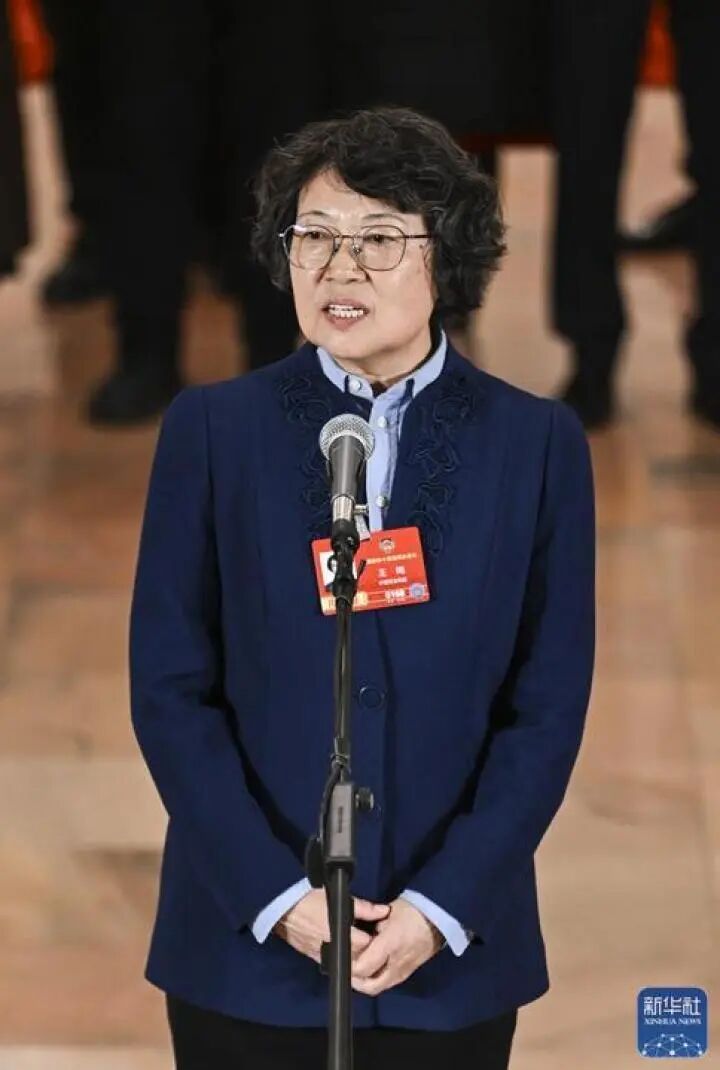 她们，亮相“委员通道”