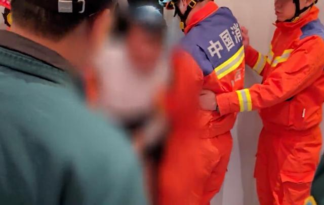 男子酒后猛踹电梯，多人被困！