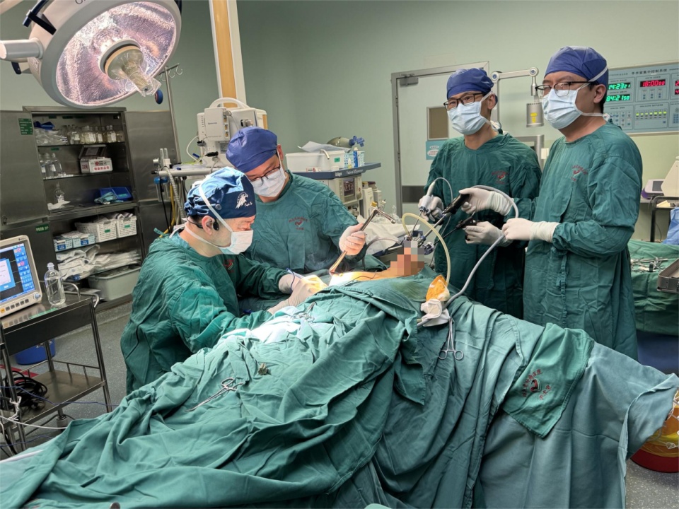 脖子上没留下疤痕，乳房也保住了！55岁女子罹患两种癌症，一次手术实现“双重治愈”