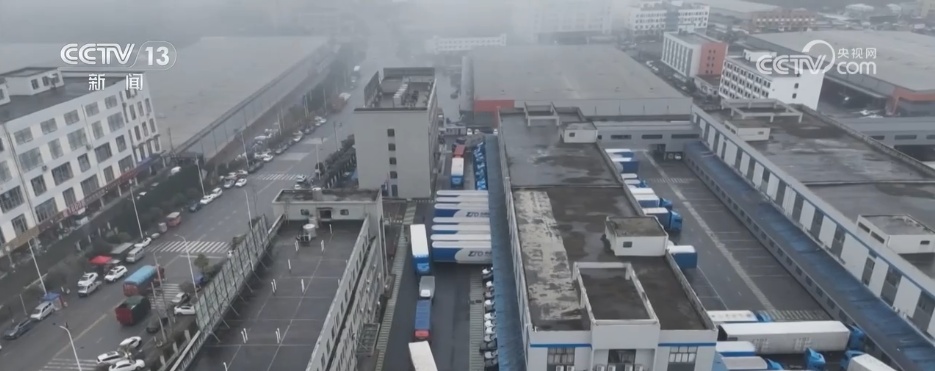 1.5%、7亿件！“小包裹”见证“年经济”红红火火 点亮消费活力新图景