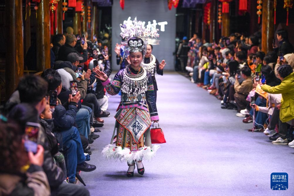 贵州凯里：“村T”舞台秀民族服饰之美