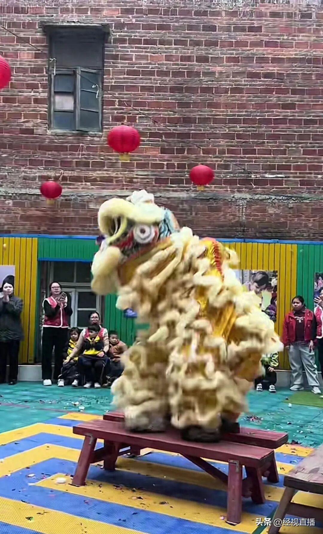 醒狮表演高桩“失误”挂电线上，狮头脱落表演者错愕表情包走红！团队回应