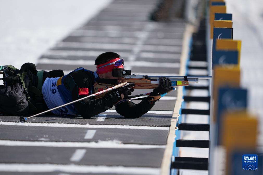冬残奥会——中国队包揽冬季两项男子中距离（坐姿）冠亚军