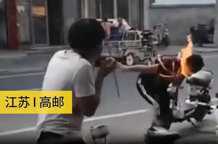 女演员跟风模仿“喷火蛋糕”引发回火事故,睫毛和头发被瞬间点燃 女演员跟风模仿“喷火蛋糕”引发回火事故,睫毛和头发被瞬间点燃