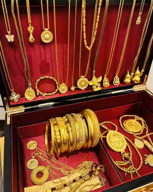 女子帮闺蜜搞卫生，翻出大量金饰偷卖得4万元，获刑2年退赔5万