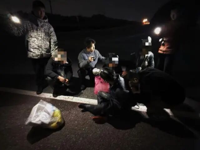 凌晨4人在钱塘江边头戴照明灯，携带“密网”抓鳗鱼苗，被抓！