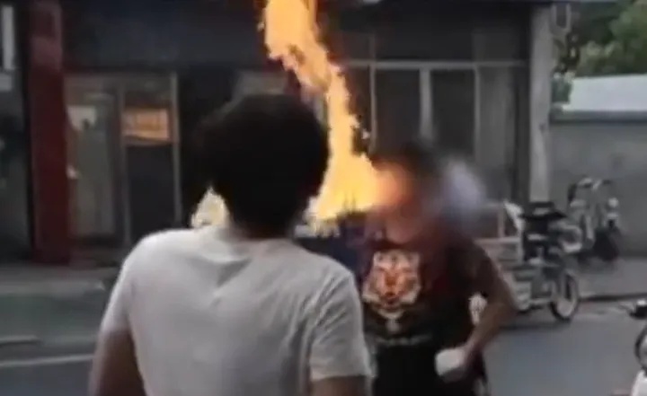 女演员跟风模仿“喷火蛋糕”引发回火事故,睫毛和头发被瞬间点燃 女演员跟风模仿“喷火蛋糕”引发回火事故,睫毛和头发被瞬间点燃