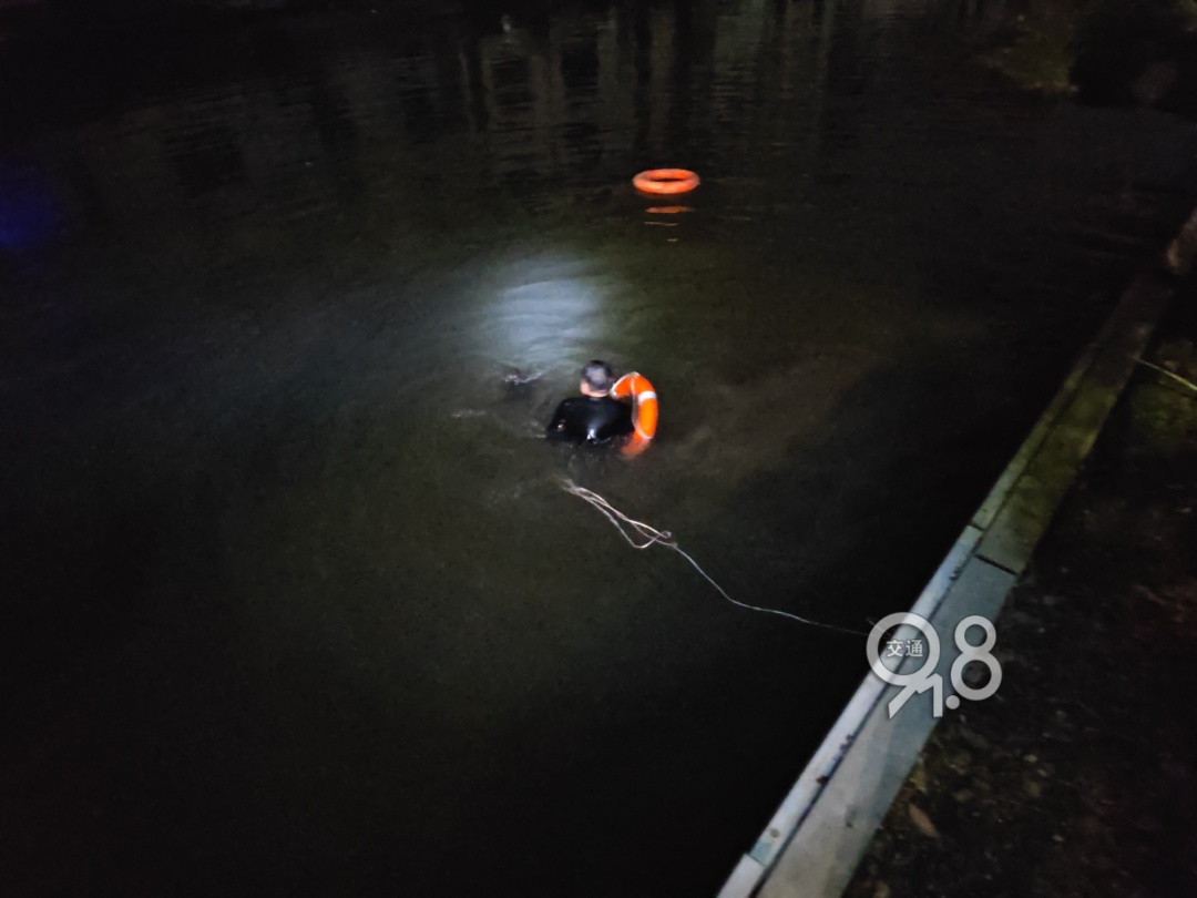 凌晨2点女子情绪失控跳河，民警下水1分钟救起！事后同事看到血迹才知他受伤了