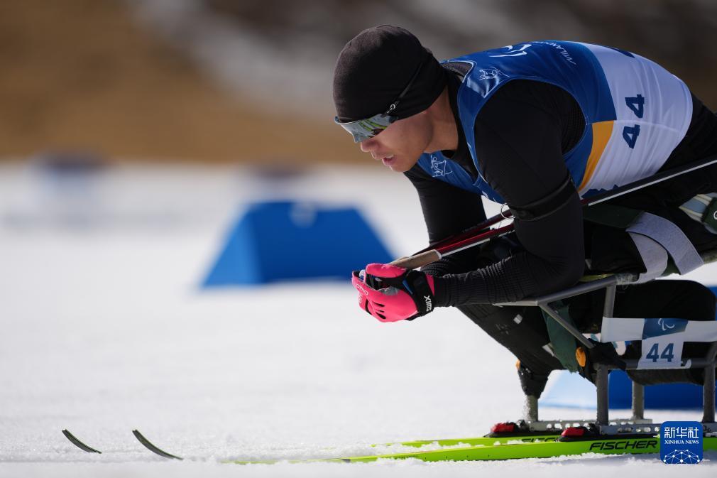 冬残奥会——中国队包揽冬季两项男子中距离（坐姿）冠亚军
