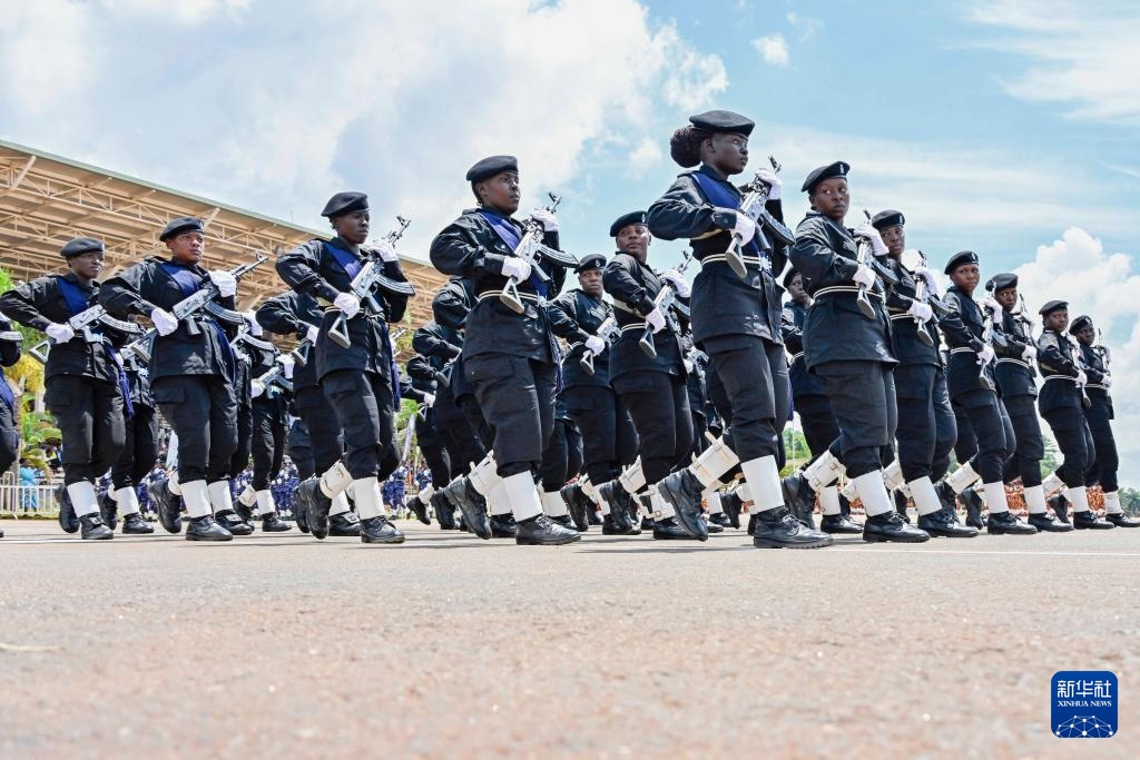 乌干达：全女性阅兵式庆祝“三八”节