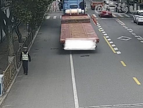 无指责、不处罚，护送2公里！浙江交警这波操作，全网点赞
