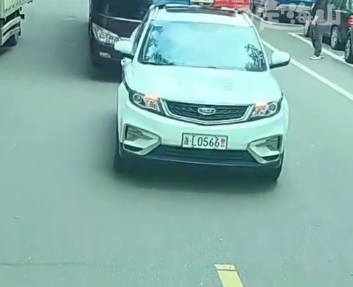 无指责、不处罚，护送2公里！浙江交警这波操作，全网点赞