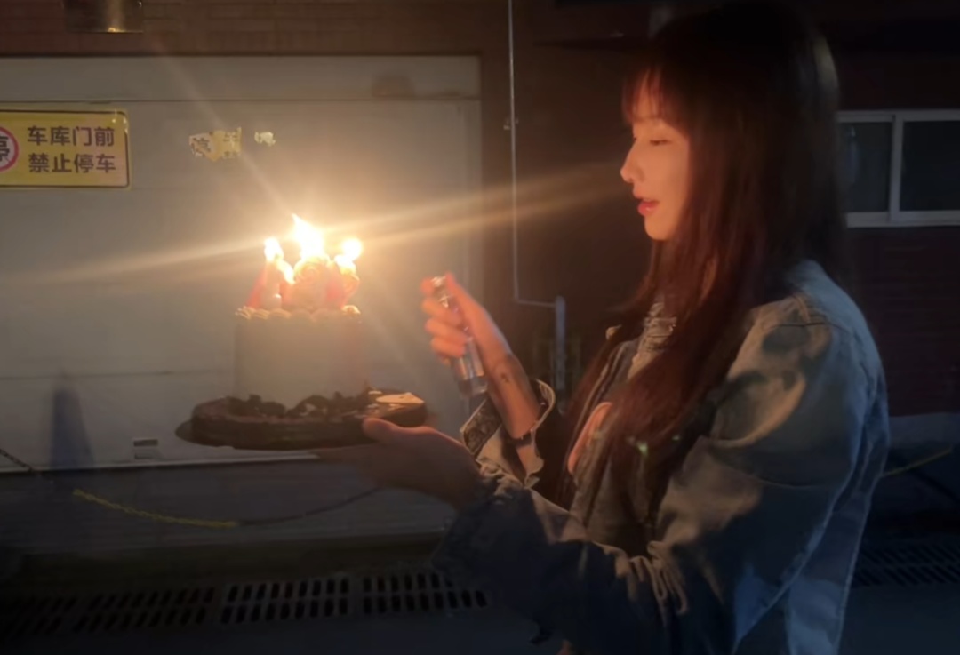 生日模仿“网红拍照法”，女演员向插着蜡烛的蛋糕喷吐含酒精液体，差点毁容