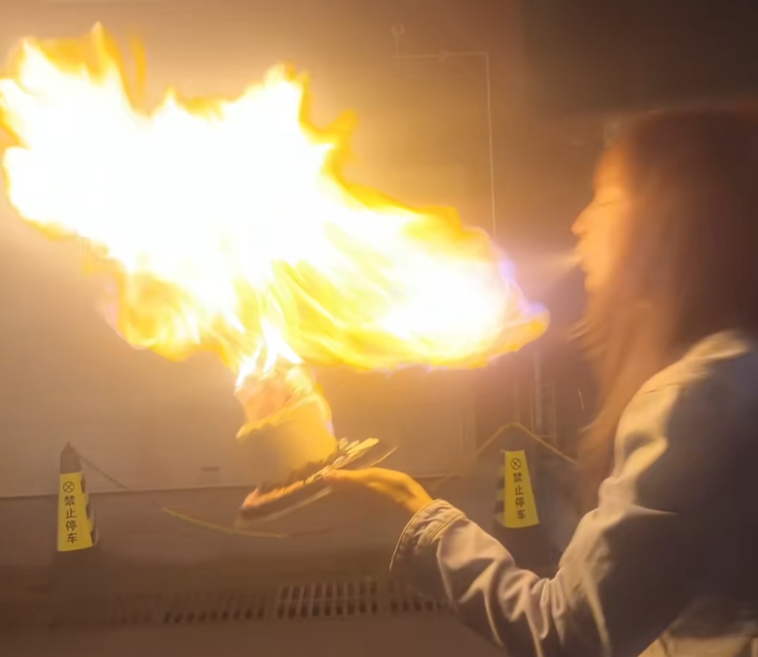 生日模仿“网红拍照法”，女演员向插着蜡烛的蛋糕喷吐含酒精液体，差点毁容