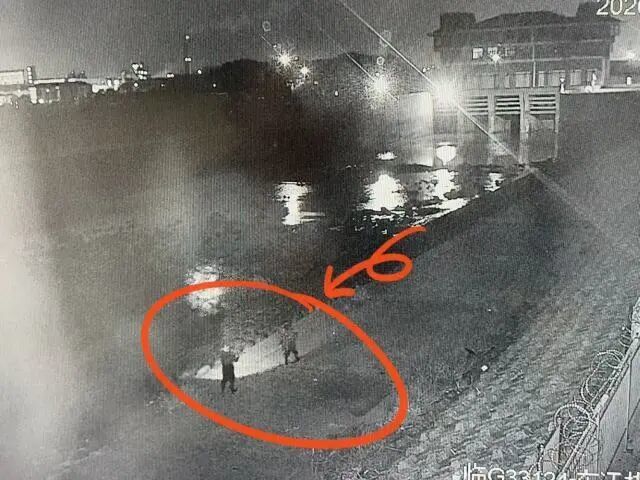 凌晨，4人在钱塘江边头戴照明灯，穿着雨鞋，携带“密网”抓鳗鱼苗，被抓！