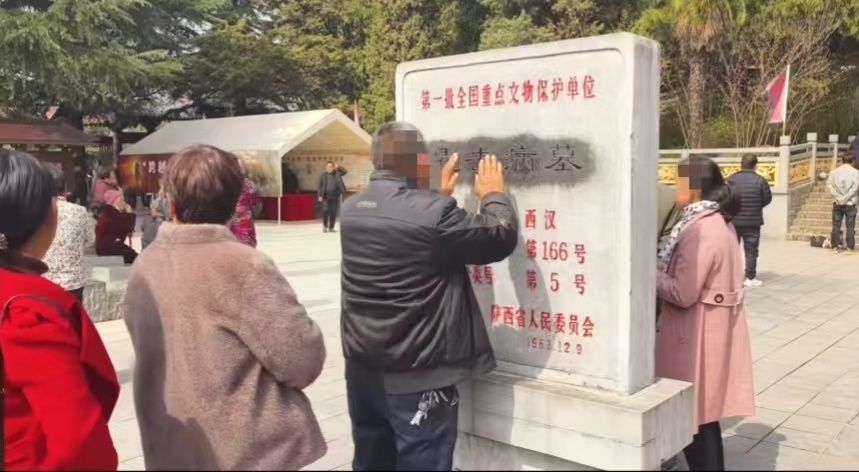 AI短剧霍去病爆火，霍去病墓被排队“摸秃”，博物馆：非文物碑，未影响馆内其他活动