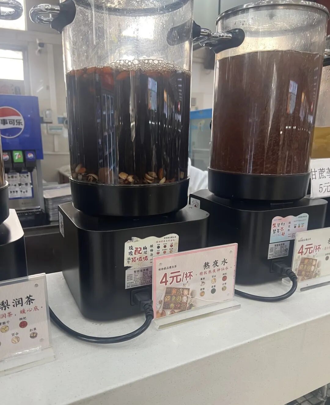 武大食堂4元一杯“熬夜水”走红！葛根、枸杞等药食同源材料熬制