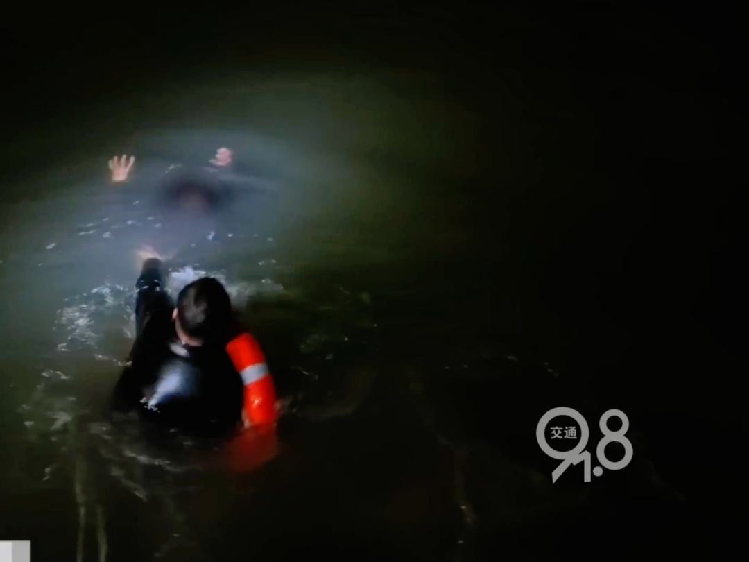 凌晨2点女子情绪失控跳河，民警下水1分钟救起！事后同事看到血迹才知他受伤了