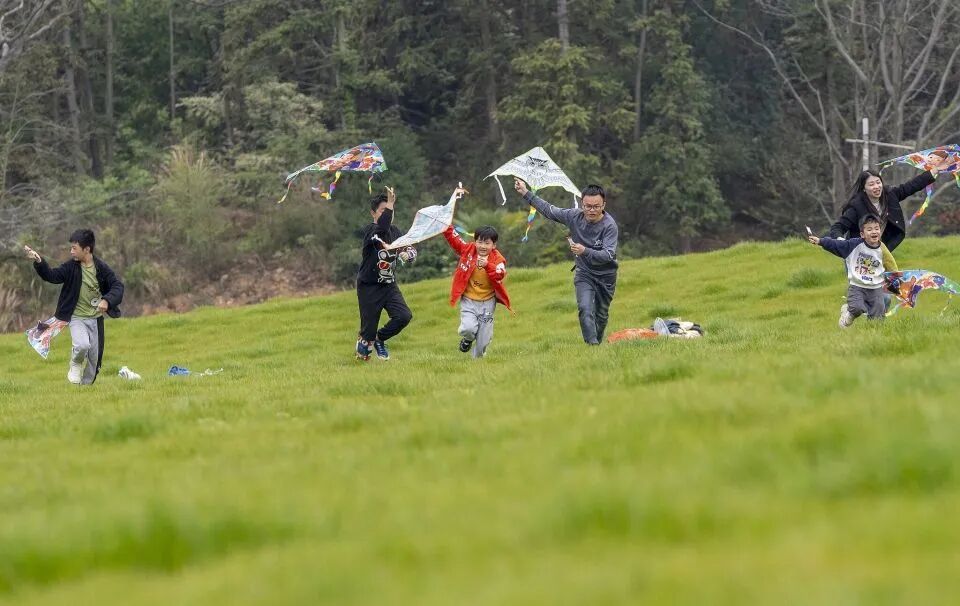 “春秋假”写入报告，别让家长“请假”