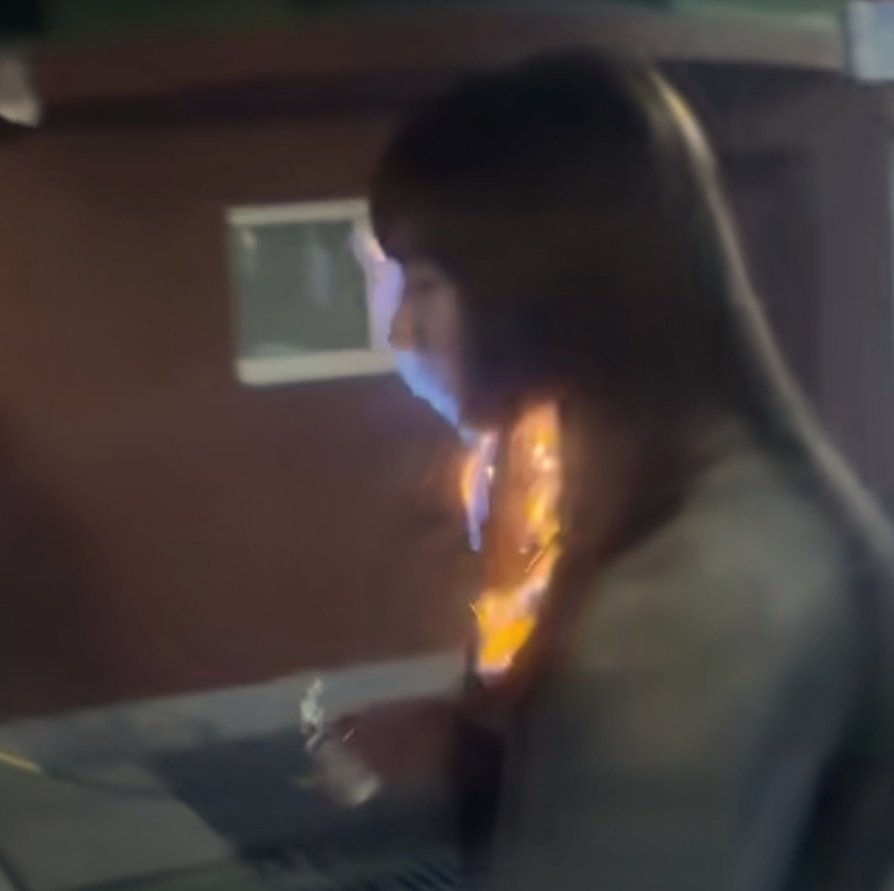 生日模仿“网红拍照法”，女演员向插着蜡烛的蛋糕喷吐含酒精液体，差点毁容