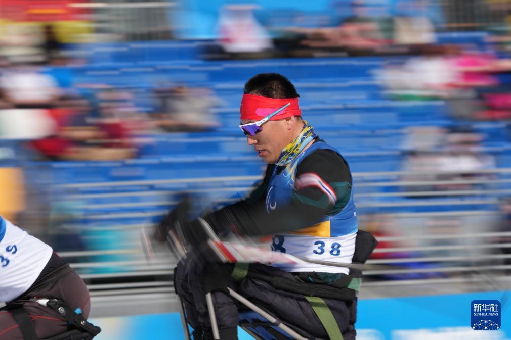 冬残奥会——中国队包揽冬季两项男子中距离（坐姿）冠亚军