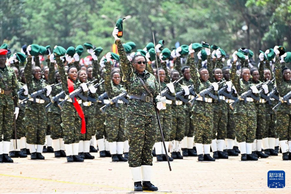 乌干达：全女性阅兵式庆祝“三八”节