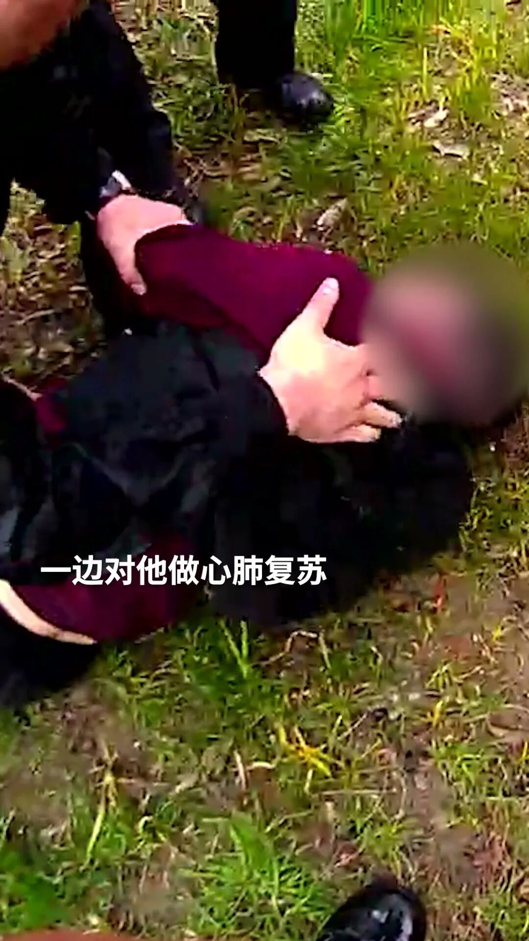 南京一男子落水情况危急，多名警力接力施救