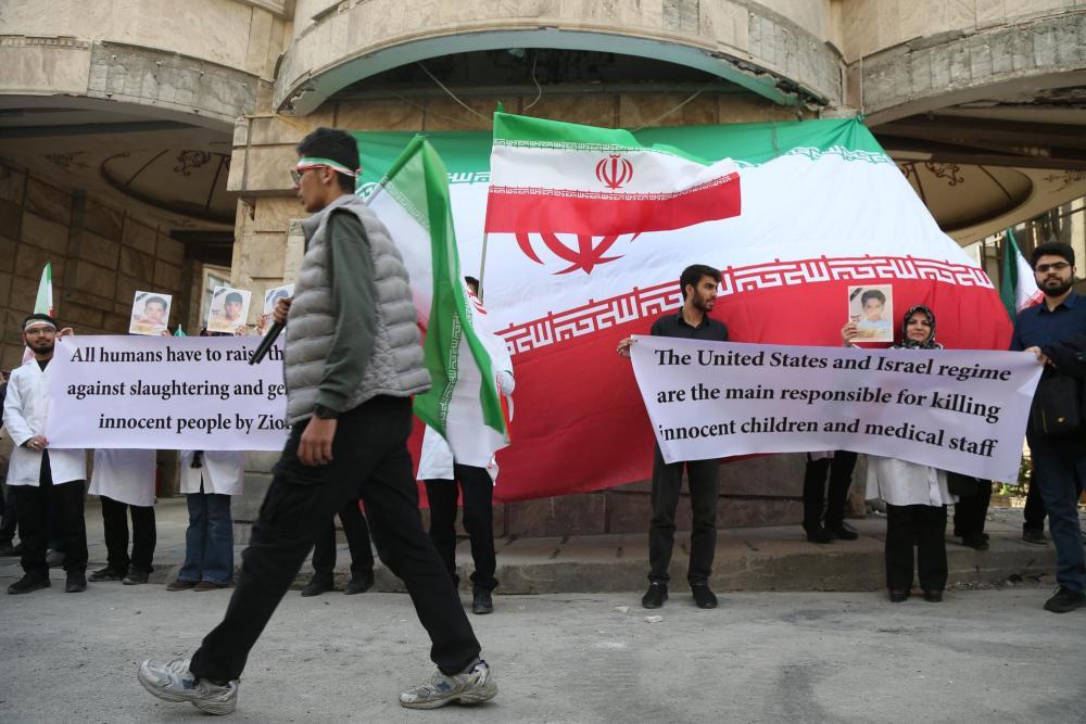 油库遇袭后，德黑兰降下有毒“黑雨”