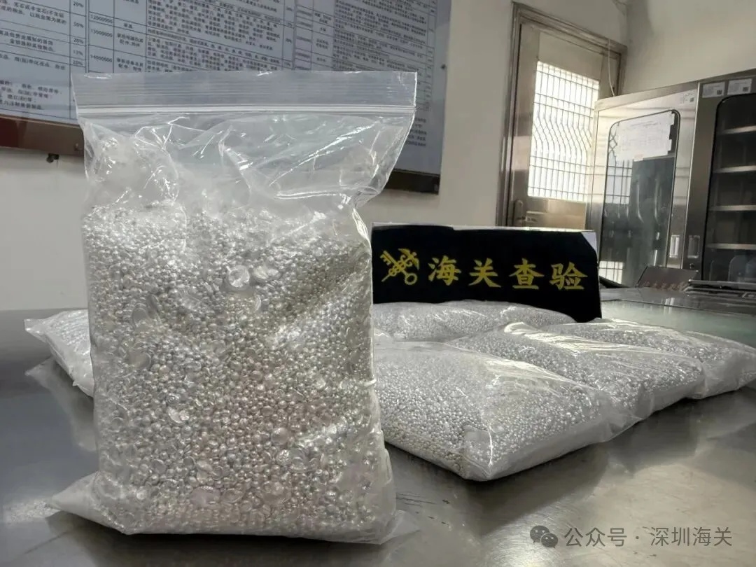深圳湾海关查获一辆进境客车，客车油箱里藏了8袋银粒，总计40千克